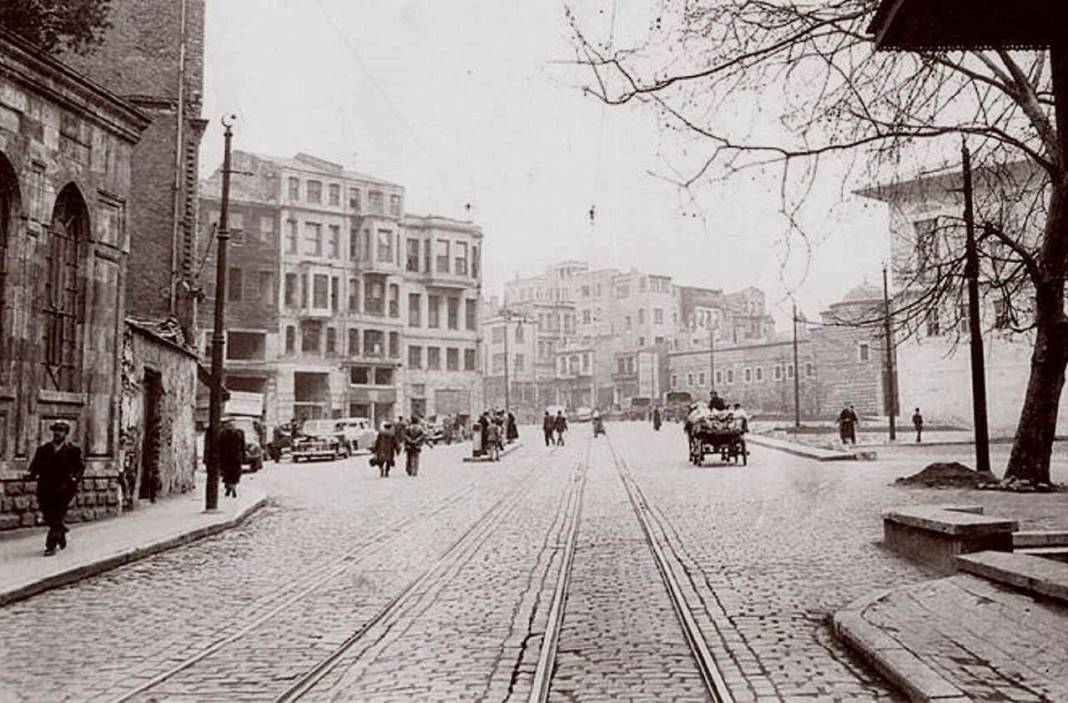 Beyoğlu'nun ismindeki "Bey" ve "Oğlu" Kim? 19